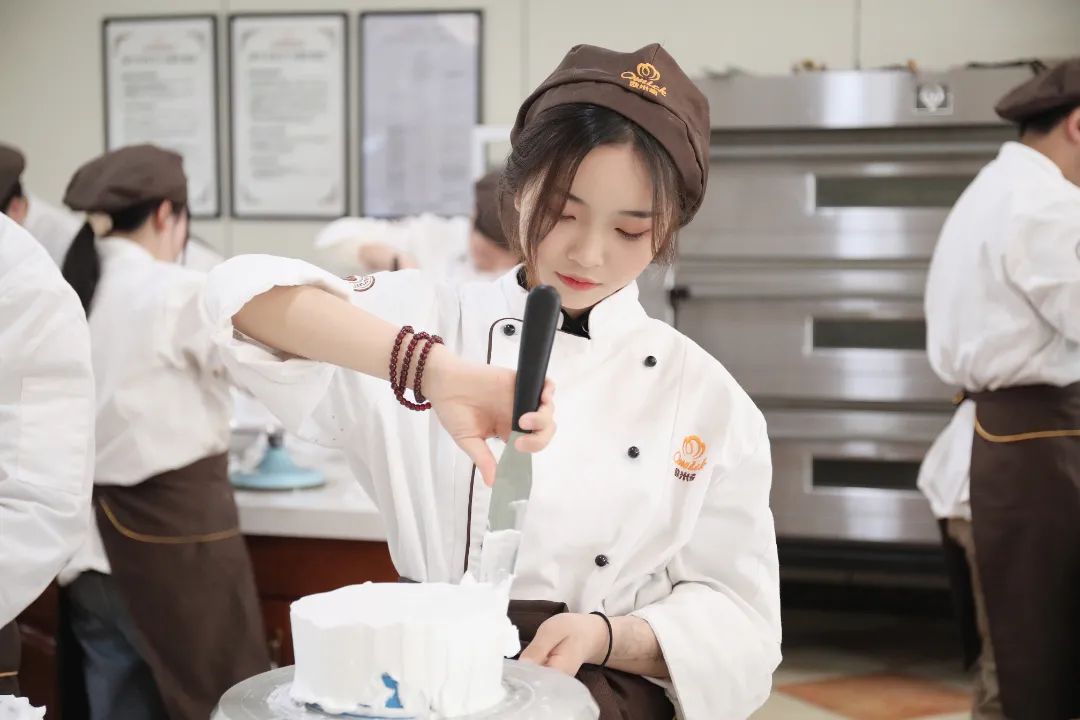 为什么说女生适合学西点专业?